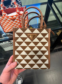 Mini sac cabas géométrique en toile tressée marron et écru