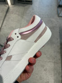 Sneakers basses en cuir et daim blanc cassé à détails rose poudré