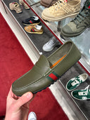 Mocassins en cuir kaki avec bande Web