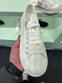 Sneakers basses en drill blanc cassé à logo triangle ton sur ton