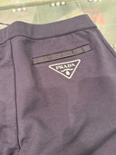 Short en molleton bleu marine avec détail nylon et logo triangle