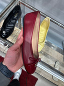 Ballerines vernies à nœud monogrammé bordeaux