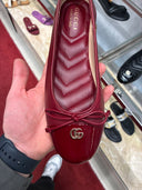 Ballerines vernies à nœud monogrammé bordeaux