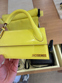Sac à main structuré en cuir verni jaune