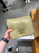 Sac porté épaule matelassé en cuir souple Clay Green