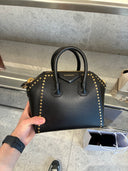 Sac à main mini en cuir noir à clous métalliques
