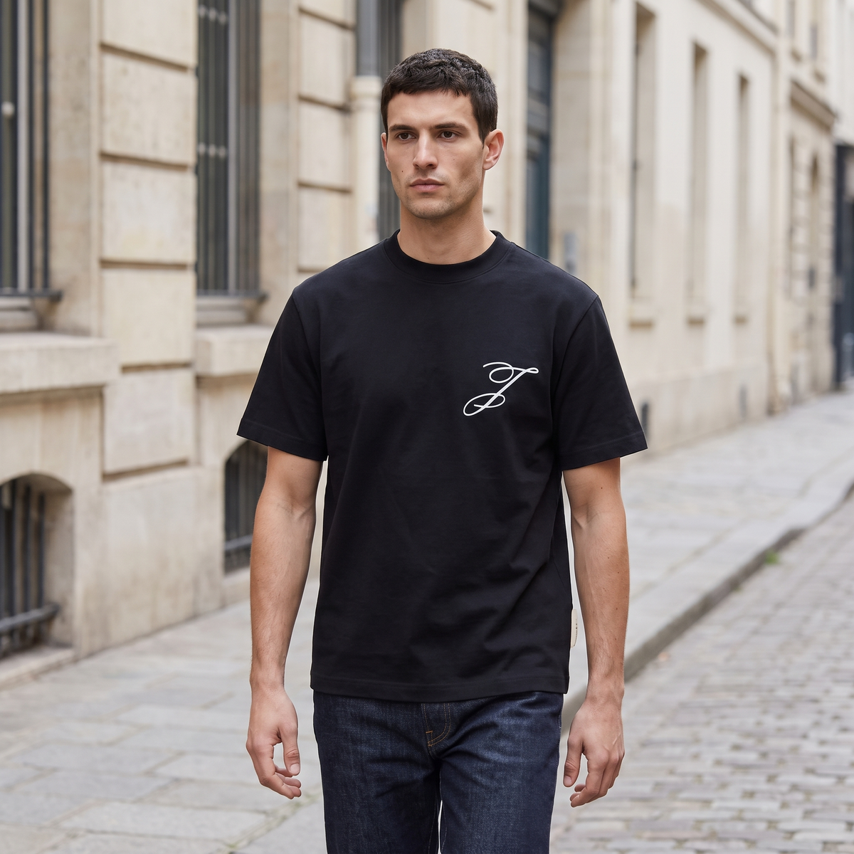 Le t-shirt Logo Jacquemus Black – porté – ambiance