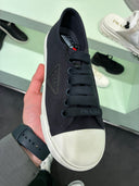 Sneakers basses en drill noir et blanc à logo triangle ton sur ton