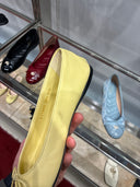 Ballerines vernies à nœud monogrammé jaune pastel