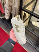 Sneakers en cuir blanc à détails métallisés dorés