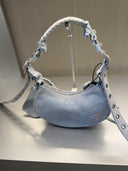 Le Cagole Shoulder Bag XS en denim délavé bleu ciel à cristaux