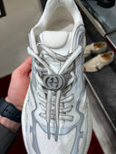 Sneakers runner oversize Web Stripe gris perle et blanc