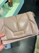 Sac porté épaule matelassé en cuir rose poudré