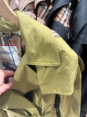 Trench court ceinturé en coton technique vert olive