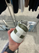 Sneakers basses en cuir blanc et kaki signature