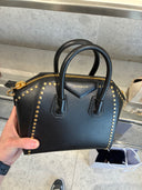 Sac à main mini en cuir noir à clous métalliques