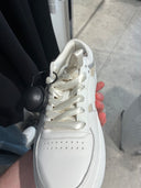 Sneakers basses en cuir blanc et daim beige à lacets satinés