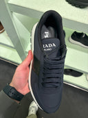 Sneakers techniques bleu en nylon à semelle oversize contrastante