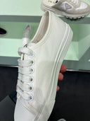 Sneakers basses en drill blanc cassé à logo triangle ton sur ton