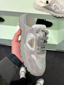Sneakers mule runner en nylon et suède gris perle