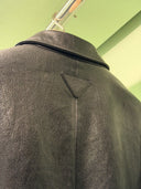 Blouson en cuir noir à col chemise avec logo triangulaire ton sur ton