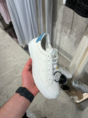 Sneakers basses en cuir blanc et bleu ciel
