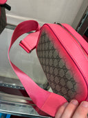 Sac bandoulière monogrammé dégradé rose fluo