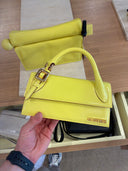Sac à main structuré en cuir verni jaune