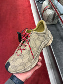Sneakers runner monogrammées beige et rouge