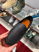 Mocassins en cuir grainé noir avec bande Web
