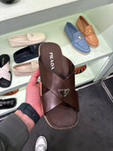 Mules croisées en cuir brun avec plaque triangulaire