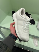 Sneakers en cuir blanc à lacets ton sur ton