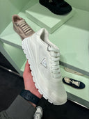 Sneakers en maille technique blanches à logo triangulaire