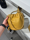 Sac seau en cuir souple à chaîne dorée
