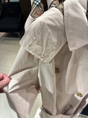 Trench court ceinturé en coton technique rose poudré