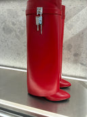 Bottes hautes à cadenas en cuir rouge