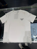 T-shirt en coton avec logo triangulaire noir et empiècements nylon blanc