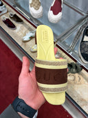 Mules plates monogrammées en toile beige et marron