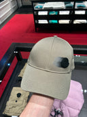 Casquette baseball avec écusson logo ton sur ton