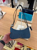 Sac baguette Le Bisou Perle en denim bleu