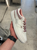 Sneakers basses en cuir et daim blanc cassé à détails rose poudré