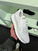 Sneakers en cuir blanc à semelle oversize contrastante