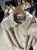 Trench court ceinturé en coton technique rose poudré