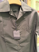 Chemise à manches courtes en tissu technique noir avec logo triangulaire ton sur ton