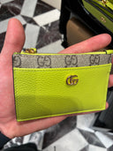 Porte-cartes zippé GG en cuir grainé vert néon