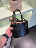 Sac seau en cuir noir à surpiqûres contrastantes