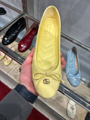 Ballerines vernies à nœud monogrammé jaune pastel
