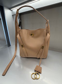 Sac hobo en cuir lisse beige latte avec bandoulière ajustable