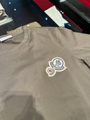 T-shirt beige taupe à double logo brodé poitrine