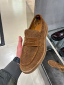 Mocassins en suède GG embossé marron cognac semelle gomme
